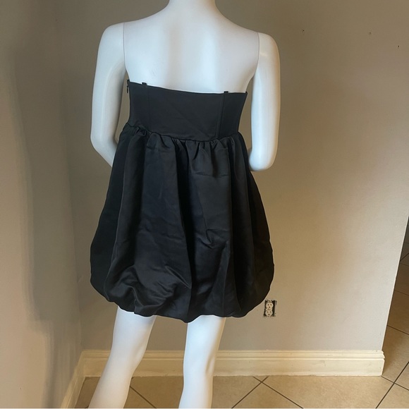 New Women’s black mini dress
Size Medium
New with tags
Straps can be attached - Picture 5 of 10